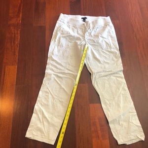 Cropped GAP size small Capri pants - light stone